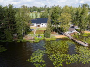 Villa Nurmenhelmi järven rannalla